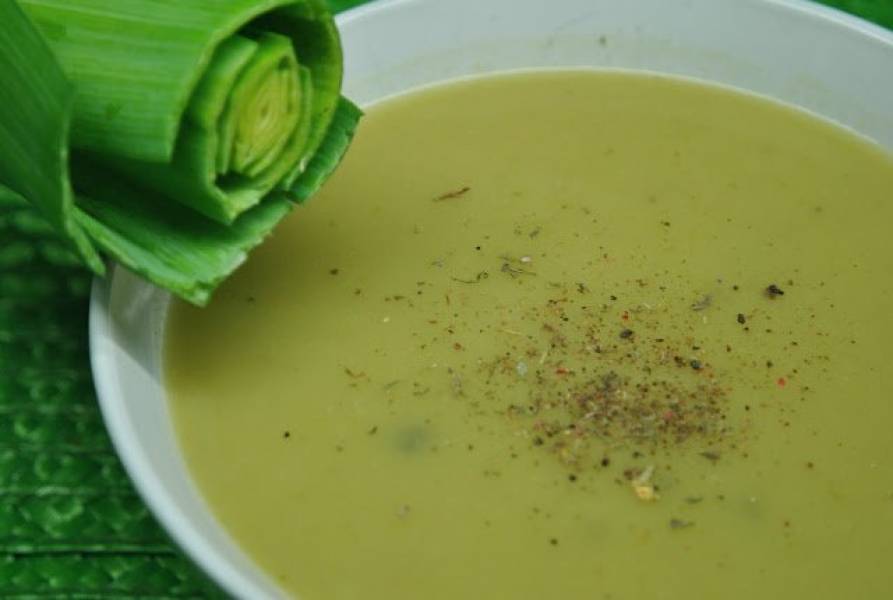 Lekka zupa z porów i ziemniaków aromatyzowana tymiankiem