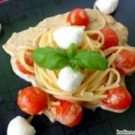 Spaghetti bez mięsa w sosie śmietanowym, z kuleczkami mozzarelli i pomidorkami koktajlowymi