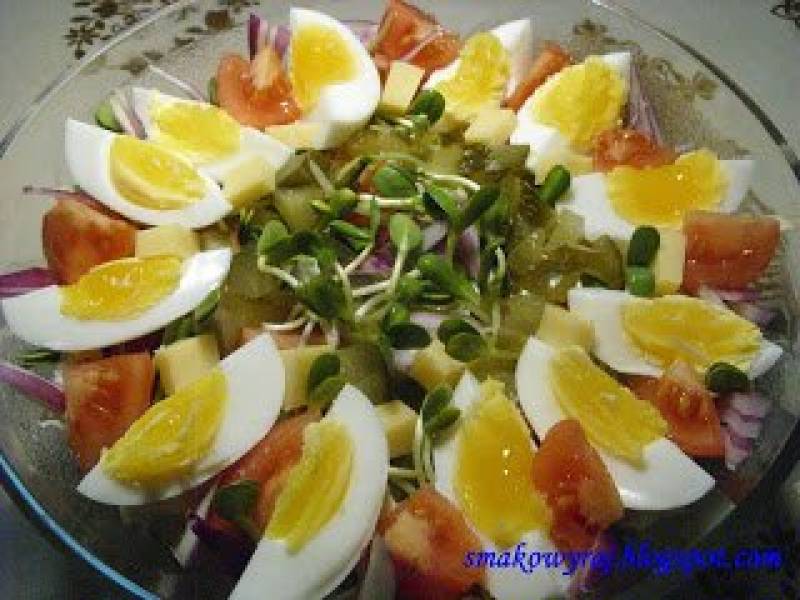 Sałatka warstwowa z kiełkami słonecznika i jajkiem