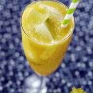 Mocktail orzeźwiający z mango i ogórkiem