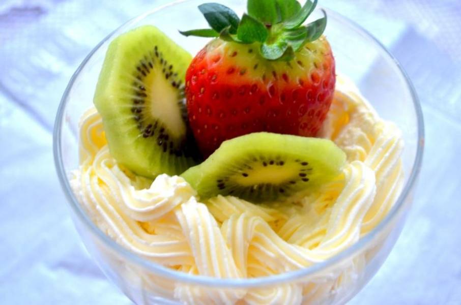 Deser z mascarpone , truskawką i kiwi