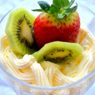 Deser z mascarpone , truskawką i kiwi