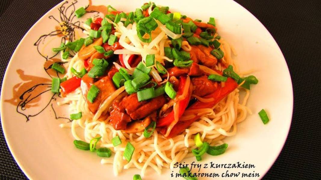 Stir fry z kurczakiem i makaronem chow main