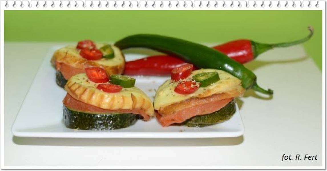 C - Oscypek na cukini z pomidorem i peperoni
