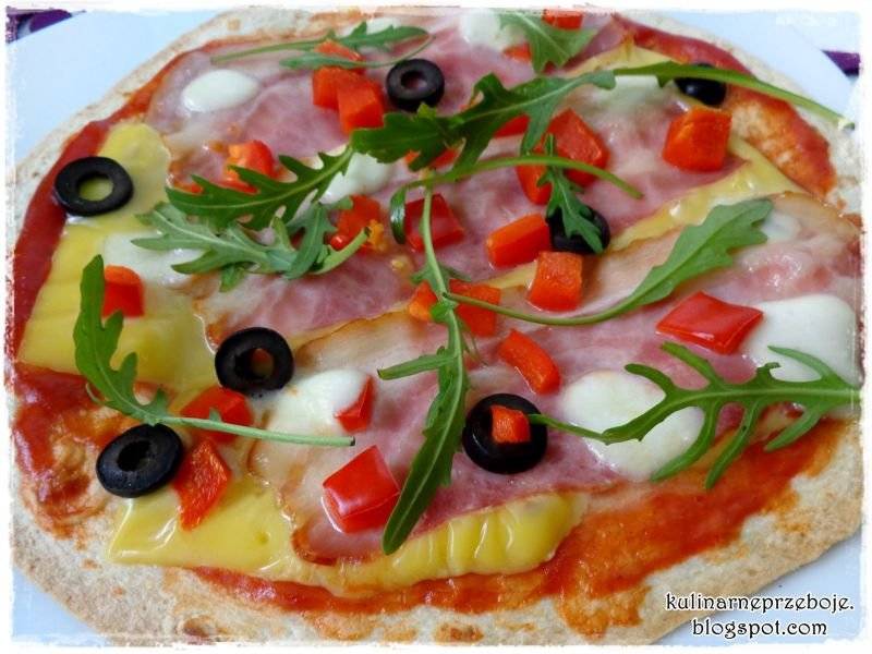 Pizza na tortilli – pizza na super cienkim cieście z szynką, papryką, oliwkami i rukolą
