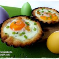 Jajka zapiekane w cieście francuskim – pomysłowe śniadanie