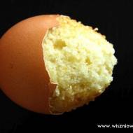 Jajko z niespodzianką – babeczka z jajeczka