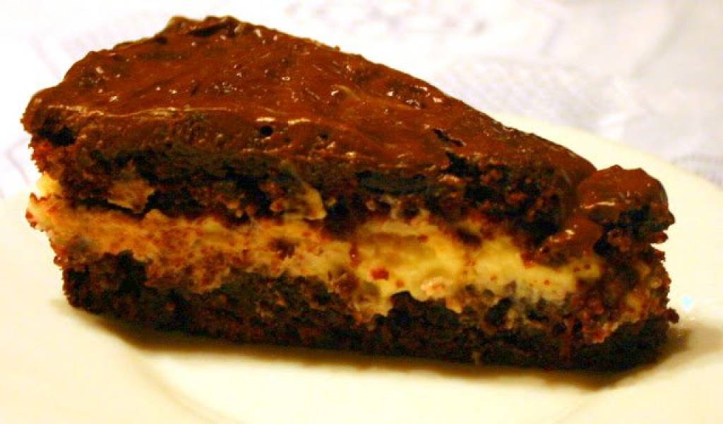 Ciasto czekoladowe z serkiem mascarpone i sosem owocowym.