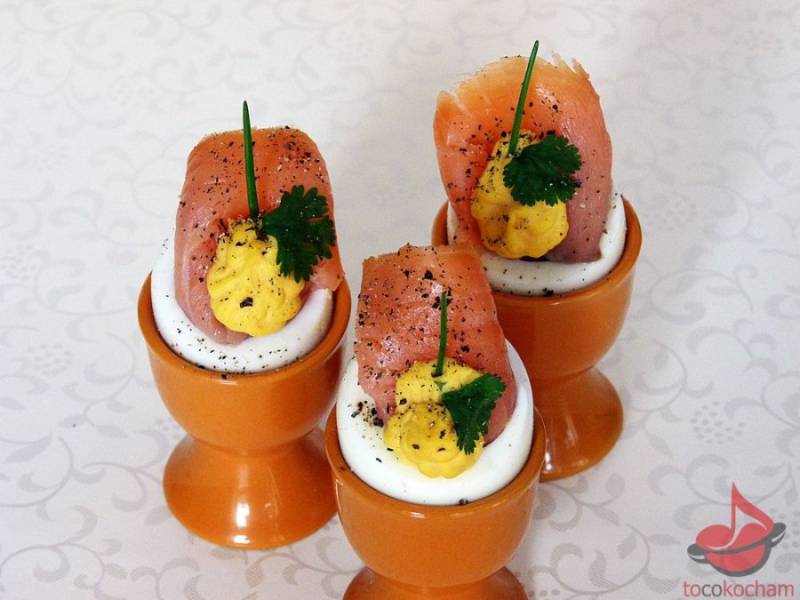 Jajka faszerowane łososiem wędzonym