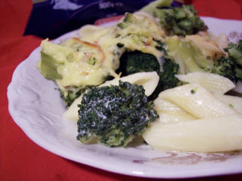 Penne zapiekane z brokułami i sosem śmietanowo-serowym