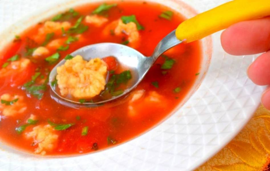 Błyskawiczna zupa pomidorowa z wiejskimi kluskami