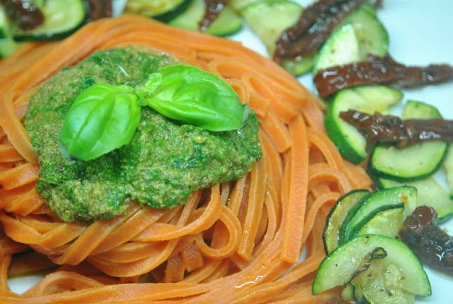 Zielone pesto z rzeżuchą, podane na makaronie z dodatkiem chili