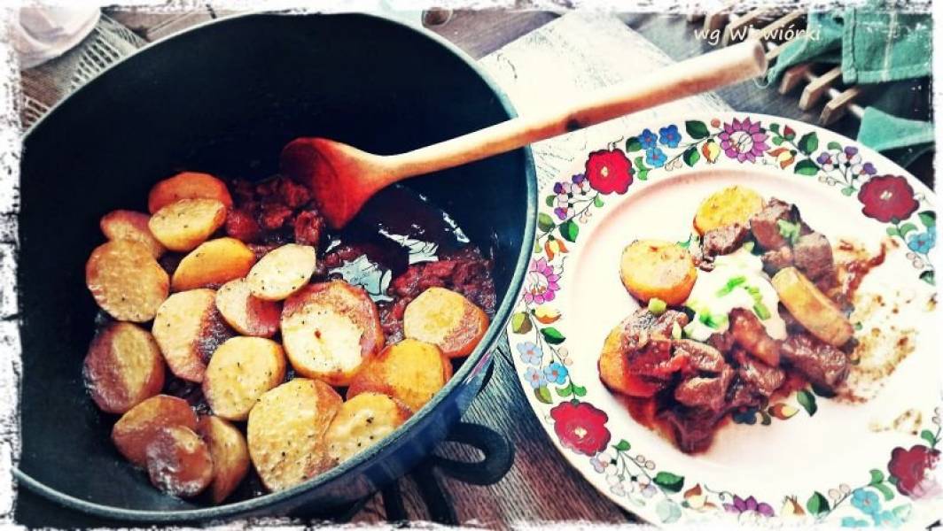 Dawno temu... czyli pachnący wędzoną papryką gulasz zapiekany z ziemniakami :)