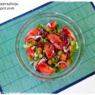 Szybka i prosta sałatka z pomidorami, czerwoną cebulą i zielonymi oliwkami