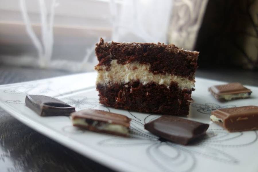 Ciasto czekoladowe Malibu z kremem kokosowym z białej czekolady