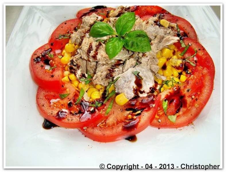 Sałatka z tuńczyka , kukurydzy i pomidorów.