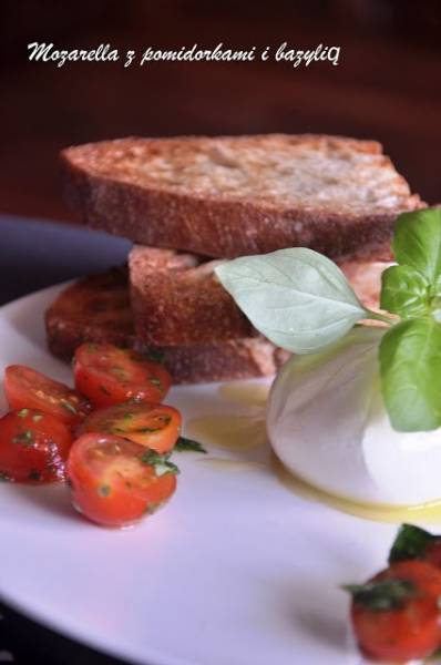 Mozzarella z pomidorkami i bazylią na lunch