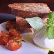 Mozzarella z pomidorkami i bazylią na lunch