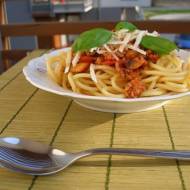 Bucatini z mięsem i pieczarkami (spaghetti z dziurką)