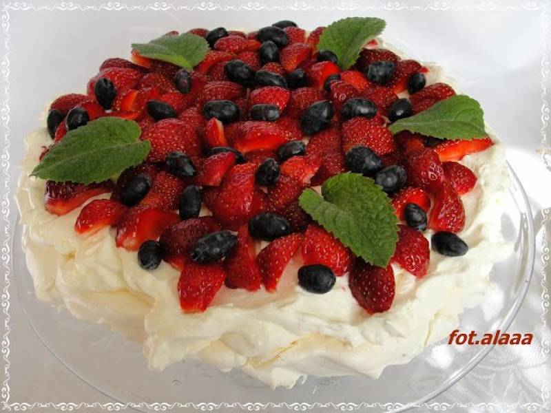 Pavlova z truskawkami i jagodami