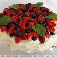 Pavlova z truskawkami i jagodami