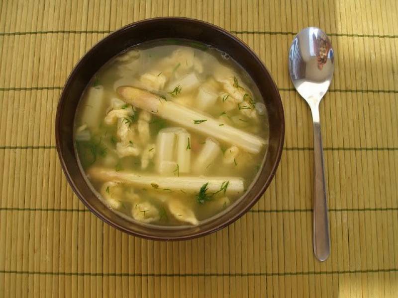 Zupa szparagowa z kluskami lanymi według Roberta Makłowicza