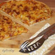 Pizza z serem pleśniowym i cebulą