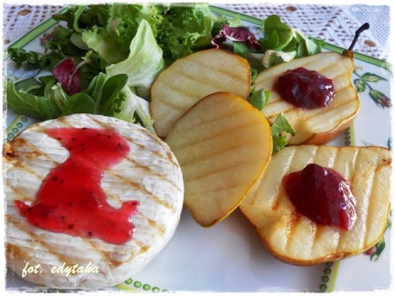 Grillowany camembert z grillowaną gruszką