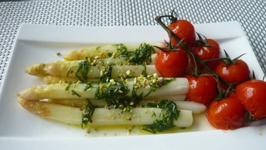 Białe szparagi w marynacie z czosnkiem niedźwiedzim i pomidorkami koktajlowymi