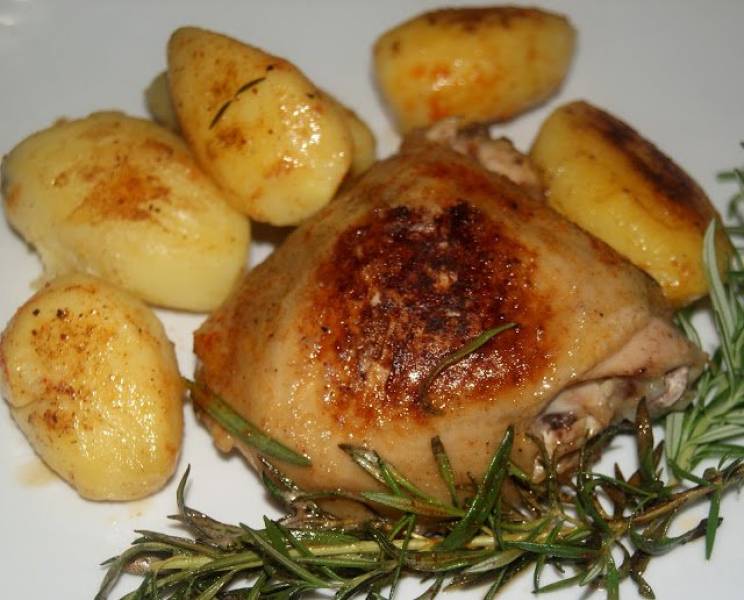 Kurczak i ziemniaki opiekane z rozmarynem
