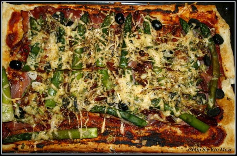 Pizza ze szparagami na francuskim cieście