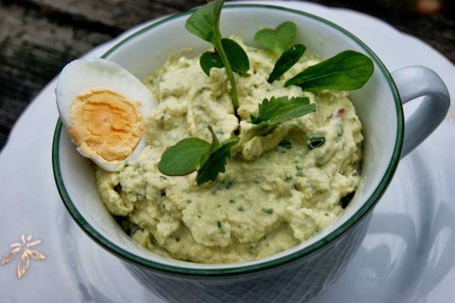 Pasta z jajek z liśćmi rzodkiewki i rukoli