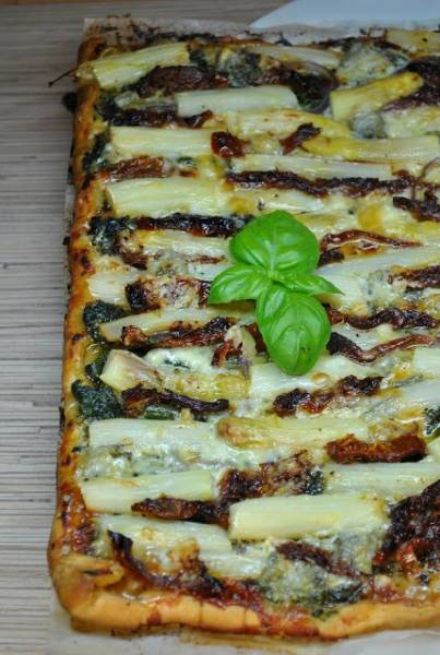 Pizza ze szparagami i gorgonzolą (lekko zjarana ale smaczna) ;)