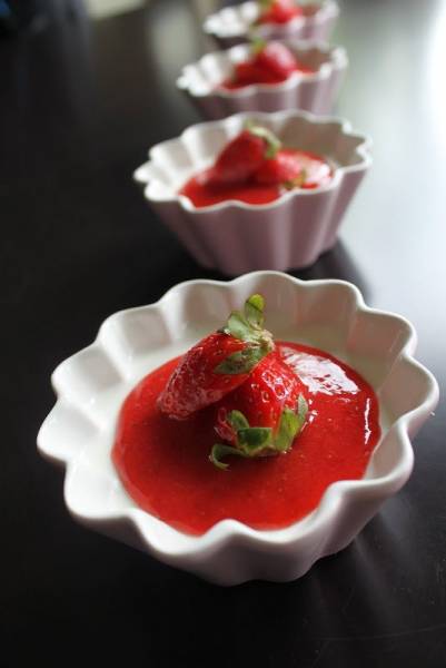 Panna cotta z sosem truskawkowym