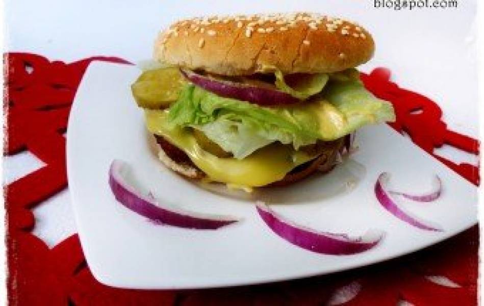 Domowe hamburgery z kotletem wołowym i serkiem topionym