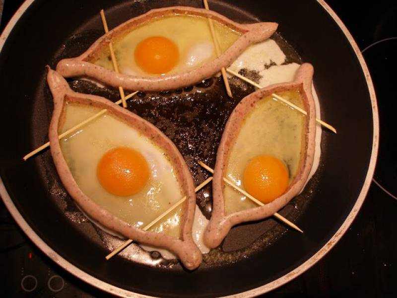 Jajko sadzone w białej kiełbasie