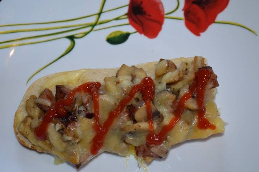 Zapiekanka na bagietce.