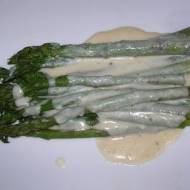 Szparagi w sosie serowym