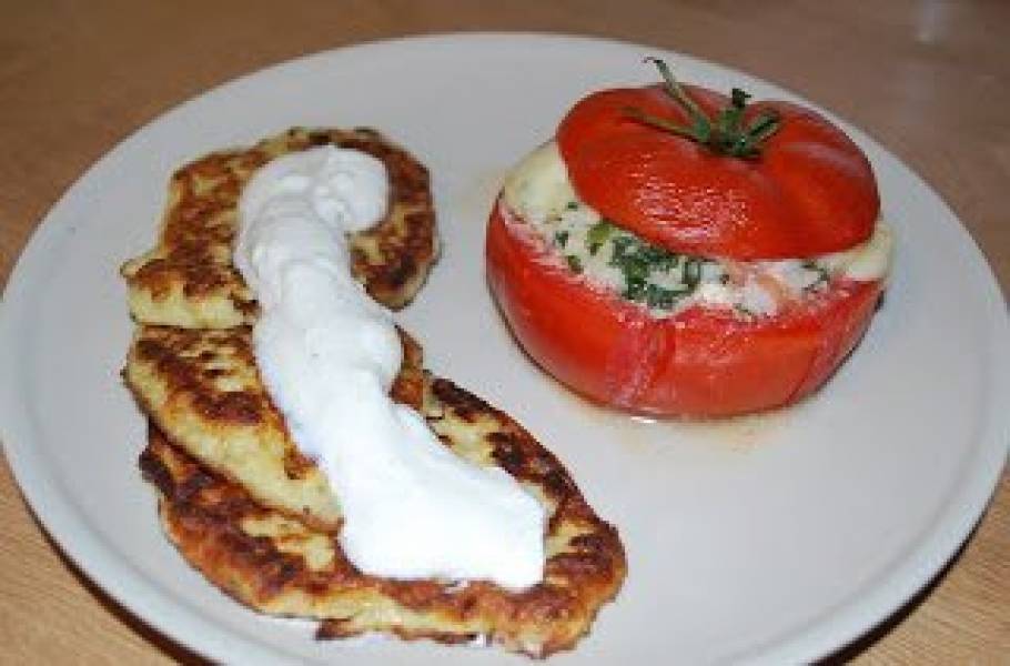 Pomidory faszerowane ryżem, szpinakiem i serm feta podane z placuszkami z cukini i dipem czosnkowym
