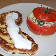 Pomidory faszerowane ryżem, szpinakiem i serm feta podane z placuszkami z cukini i dipem czosnkowym