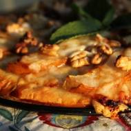 Pizza z gruszką, orzechami włoskimi i kozim serem