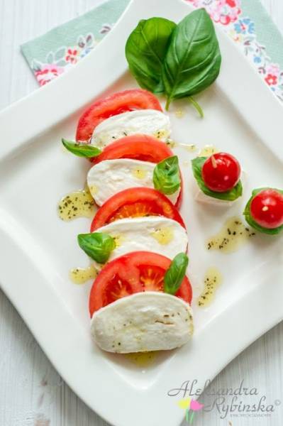 CAPRESE DI MOZZARELLA DI BUFALA (dwa podania)