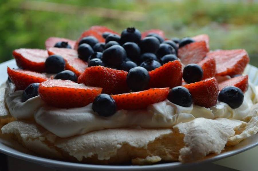 Pavlova z truskawkami i borówkami.