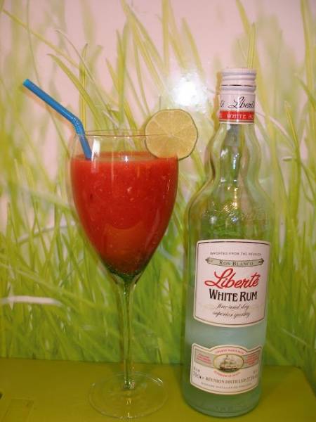 Wakacyjny drink arbuzowo - truskawkowy z rumem