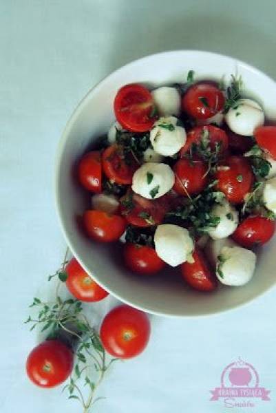 Caprese inaczej - sałatka z pomidorków koktajlowych i mozzarelli z tymiankiem :)