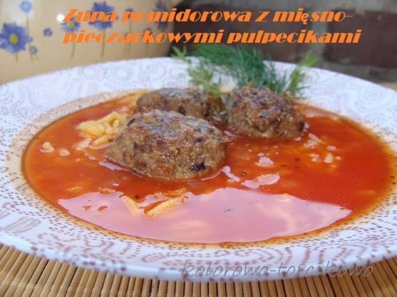 Zupa pomidorowa z mięsno-pieczarkowymi pulpecikami
