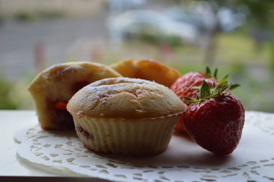 Muffinki z dżemem truskawkowym.