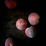 Komu słoiczek? Białe brzoskwinie w różanym syropie z pistacjowym krokantem. I co słychać ?