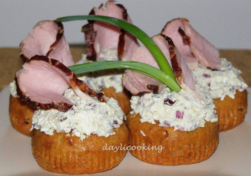 Wytrawne muffinki z szynką i pastą jajeczną