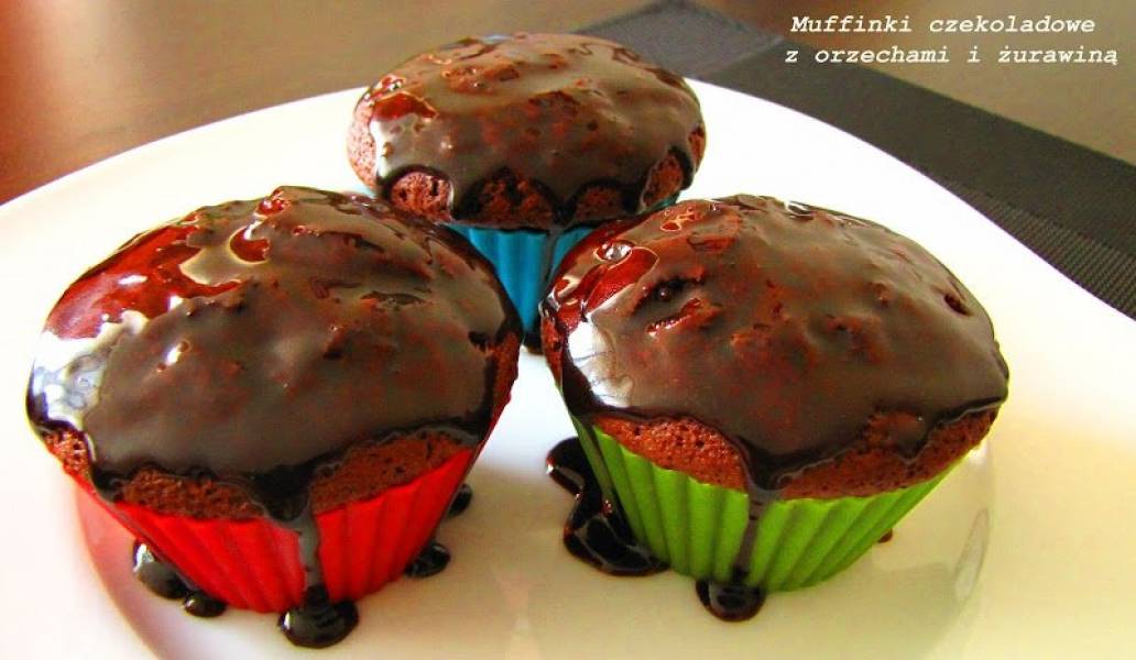 Muffinki czekoladowe z orzechami i żurawiną